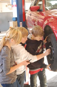 Mint-KFZ Die Muttern werden sorgfältig fixiert