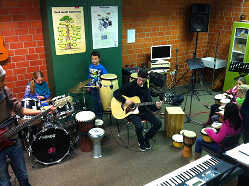 Trommelworkshop für die Viertklässler, die "großen" aus der Schulband unterstützen die "kleinen" an den Instrumenten. Leitung: Martin Rudkowski