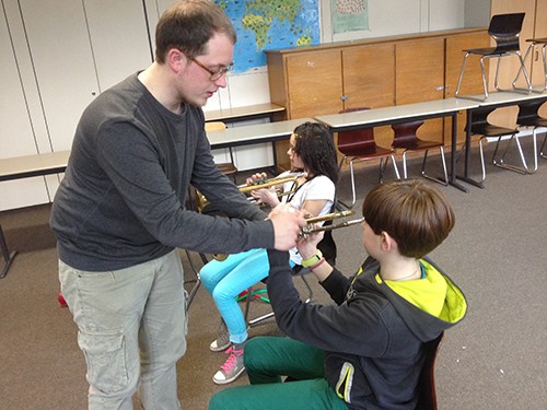 Gar nicht so einfach, die Trompete richtig zu halten - Herr Kaiser hilft dabei