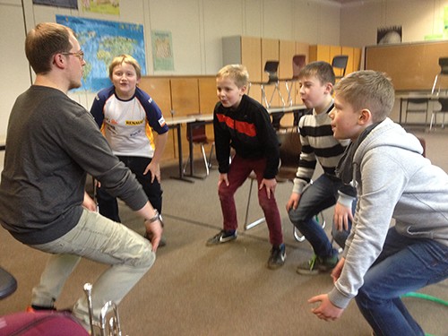 Auch wenn es etwas merkwürdig aussieht, das ist eine wichtige Atemübung!