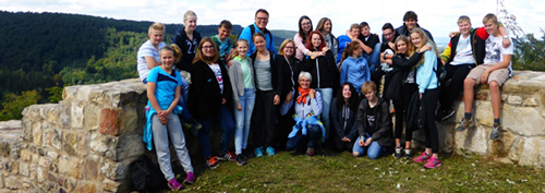 Zeitreise: Die Austauschschülerinnen und –schüler aus Savonlinna erhielten gemeinsam mit ihren Partnerinnen und Partnern an der Ruine der Falkenburg einen Einblick in die Gründungszeit von Lippe