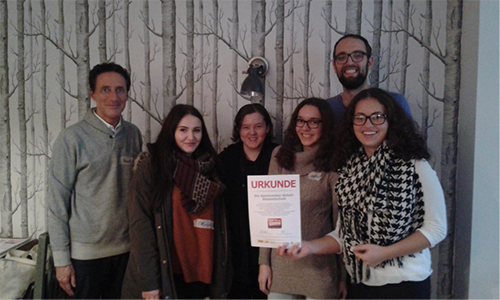 Landeskoordinator Frank G. Pohl, Schülersprecherin Alicia Paepke-Schling, Anna Weinand, Jasmin Bakhbach, Christoph Westerkamp und Selina Serdengecti bei der Urkundenübergabe in Bochum