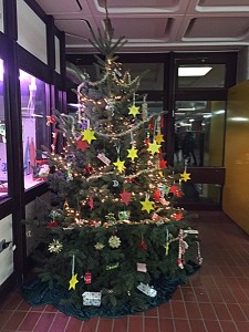 Der von der 6e geschmückte Tannenbaum