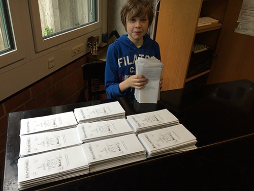 Levi zählt die Stapel ab, damit sie gleich in den Klassen verteilt werden können.