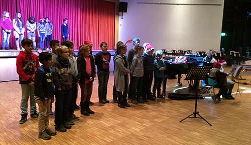 Die Klasse 5a unter Leitung von Frau Heufers mit ihrer jazzeigen Version von "Stern über Bethlehem"