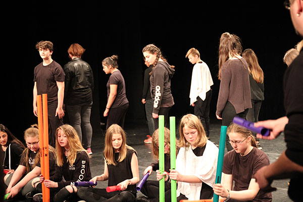 DG 7 mit ihrer Produktion "Mensch - Maschine - Menschmaschine"