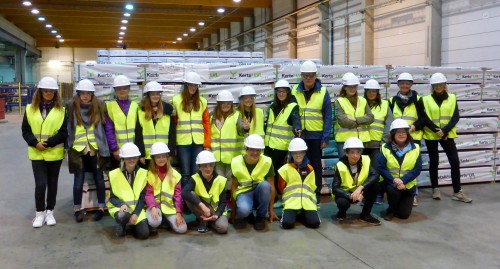 Finnische und deutsche Schüler besuchten die Metsä Wood Fabrik in Punkaharju und ließen sich zeigen, wie Holzstämme zu Spanplatten verarbeitet werden. 