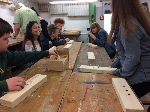 Gute Laune bei der Holzverarbeitung