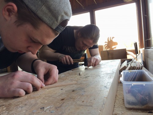 Konzentration beim Einsetzen der Bundstäbchen