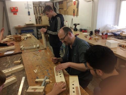 Herr Rudkowski beim Stimmen der Scheithölzer – eine langwierige Aufgabe...