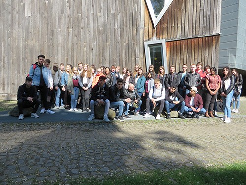 Das Bild zeigt beide Kurse vor dem rückwärtigen Teil des Museums