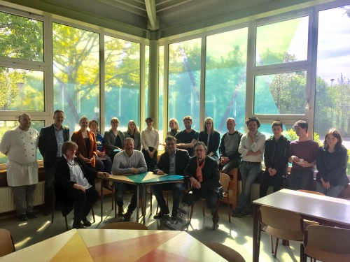 : Sitzen gut am neuen Tisch in der Mensa: Christ-Dore Richter (stellv. Bürgermeisterin der Stadt Detmold), Christoph Trappe (Schulleiter Geschwister-Scholl-Gesamtschule), Thomas Mahlmann (zdi-Zentrum Lippe.MINT), Prof. Ulrich Nether (Hochschule OWL) mit Schüler/nnen, Lehrer/innen, Mensabetreiber LKS und Hochschulmitarbeiter/innen