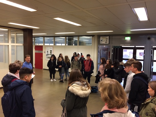 Ein Unterrichtstag im Felix-Fechenbach-Berufskolleg, Begrüßung durch die Schulleitung