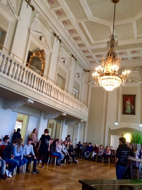 Begrüßung im Theater